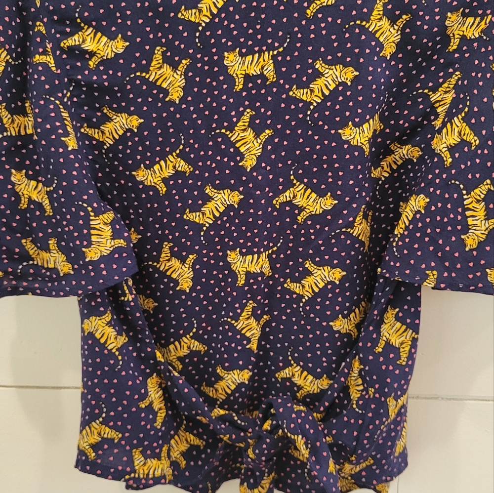 Button-Up Blouse 🐯 - Picture 5 of 7